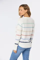 Buzo de tejido fino color blanco con rayas horizontales de colores pastel, confeccionado en algodón.