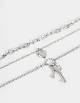Collar corto de tres capas plateado, con dije de candado en forma de corazón y dije de llaves.