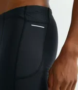 Calza deportiva de compresión negra, confeccionada en microfibra.