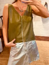 Musculosa de cuero verde con escote en V y costura central con detalle de puntilla.