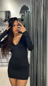 Minivestido negro de lycra con espalda descubierta y detalle de hebilla metálica dorada en la parte superior de la espalda.