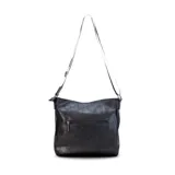 Bandolera morral color negro con apertura superior con cierre. Cuenta con dos bolsillos frontales con cierre, un bolsillo trasero con cierre y tres bolsillos interiores con división y cierres. La correa es de galón regulable a tono.