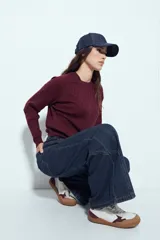 Jean ancho de tiro medio, color azul oscuro, con corte wide leg y paneles de costura visibles en las piernas.