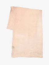 Bufanda rectangular color rosa claro, de tejido fino y suave.