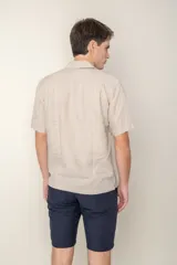 Camisa blanca de lino, corte hawaiano, manga corta y cuello solapa.