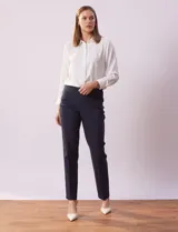 Pantalón de gabardina elastizada azul marino, marca Ruby Rd. Diseño liso con bolsillos simulados en la parte delantera y bolsillos aplicados en la parte trasera.