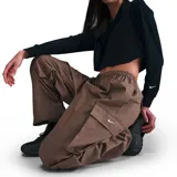 Pantalón largo estilo cargo color chocolate, de corte holgado, con cintura elástica ajustable con cordón, bolsillos laterales con solapa y puños elásticos.
