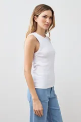 Top musculosa de punto canalé color lila.