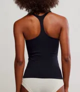 Musculosa blanca ajustada al cuerpo, con breteles finos y escote cuadrado.