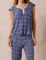 Conjunto de pijama marca René Rofé, compuesto por remera de tejido soft estampado con escote en V y botones, y pantalón capri con cintura elastizada.