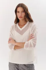 Sweater de punto calado color camel, con escote en V y mangas largas.