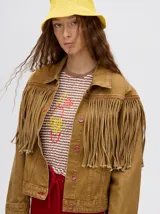 Campera de jean marrón claro con flecos en el pecho y mangas.