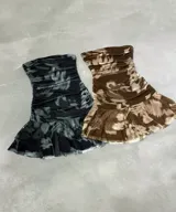 Minivestido strapless con estampado abstracto, fruncido en el cuerpo y falda con volados.