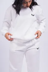 Canguro negro de corte holgado con capucha y logo pequeño bordado en blanco.