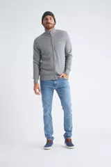 Campera tejida de corte regular, con cierre completo y cuello elevado, color gris.