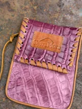 Cartera bandolera porta celular color marrón con textura croco y correa fina.