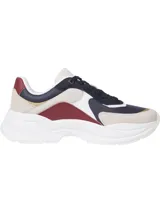 Zapatillas Tommy Hilfiger estilo running con suela gruesa, diseño color block en azul marino, beige y blanco, detalles distintivos metálicos y logo dorado en la lengüeta.