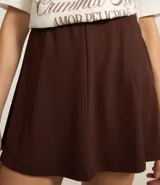 Short pollera marrón de punto roma con cintura elástica y recortes verticales.