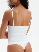 Musculosa sin costuras en color lila, de tirantes finos y diseño ajustado.