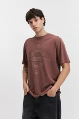 Remera marrón de manga corta con cuello redondo y estampado con texto en el frente.
