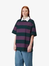 Polo Carhartt WIP a rayas horizontales color verde oscuro y violeta, con cuello blanco, tapeta corta con botones ocultos y logo bordado en el pecho.