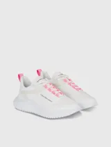 Zapatillas urbanas Calvin Klein Jeans modelo Eva Runner, color blanco con detalles en rosa. Confeccionadas en poliéster reciclado y malla, con cordones rosas y logo de la marca en el lateral.