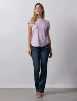 Remera de modal color lila, marca Cupio, con cuello a la base, manga corta y ruedo redondeado.