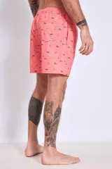 Short de baño celeste con estampado de gaviotas en negro y etiqueta con logo en la pierna.