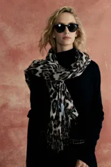 Bufanda pashmina con estampado animal print de leopardo y flecos en los extremos.