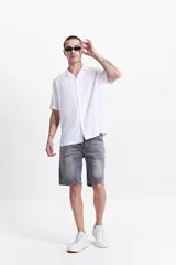 Camisa blanca de manga corta con textura, fit regular y logo bordado.