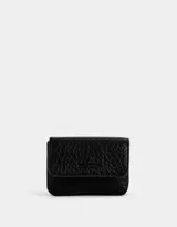 Billetera negra de cuerina con textura croco y tag metálico en relieve. Cierre con broche a presión.