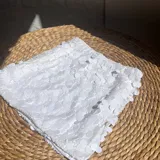 Minifalda blanca con lentejuelas.