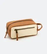 Neceser rectangular color marrón y beige con cierre superior y bolsillo frontal con cierre. Cuenta con correa lateral.