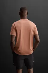 Camiseta blanca de corte holgado, cuello redondo y manga corta. Detalle de logo estampado en el bajo. Zara Athleticz.