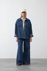 Remera blanca de algodón de manga corta, con cuello redondo y bordado frontal en hilo color beige claro con la palabra "J'adore" en tipografía cursiva.