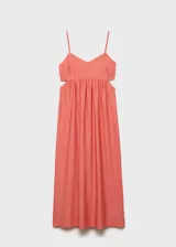 Vestido midi color salmón con tirantes finos ajustables, escote en V, corte imperio, detalle cut-out en los laterales y falda evasé.