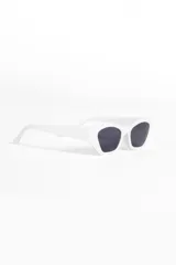 Lentes de sol tipo cat eye rectos en color blanco, con protección UV 400.
