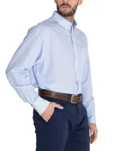 Camisa de hombre RKF, modelo WF PB, de manga larga con diseño a cuadros celestes y blancos. Tiene cuello abotonado, bolsillo en el pecho con logo bordado y tecnología wrinkle-free.
