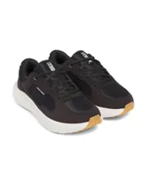 Zapatillas deportivas grises con detalles en celeste, marca Under Armour, modelo Charged Versurge.
