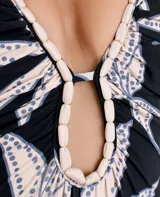 Traje de baño entero negro con estampado de hojas color rosa y escote en V.