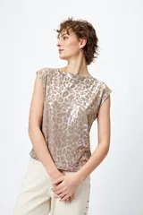 Top plateado con estampado animal print, sin mangas y cuello recto.