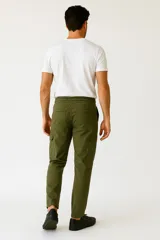 Pantalón cargo color gris topo, de algodón, corte recto y tiro medio, con cintura elastizada ajustable con cordón y bolsillos laterales con solapa.
