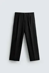 Pantalón negro relaxed fit confeccionado en tejido con viscosa. Cintura con detalle de pliegues en delantero. Bolsillos frontales y detalle de bolsillos traseros de vivo. Cierre frontal con cremallera y botón.