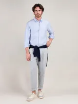 Camisa celeste de hombre, marca El Ganso, de corte regular fit, cuello button-down, manga larga con puño simple y logo bordado en el pecho. Confeccionada en tejido oxford compuesto por 93% algodón y 7% algodón reciclado.