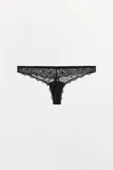 Tanga de encaje negro con tiro medio y cintura elástica.