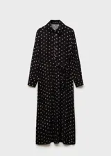 Vestido midi camisero negro con estampado de lunares color beige, cierre frontal con botones, lazo en la cintura y mangas largas con puños abotonados.