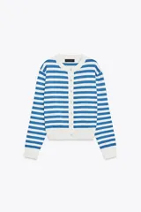Chaqueta de punto con rayas horizontales azules y blancas, cuello redondo y cierre frontal con botones.