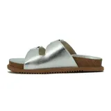 Sandalias plateadas con doble tira y hebillas metálicas ajustables.
