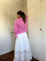 Pollera larga de algodón color blanco, con cintura elastizada y detalles de encaje en el ruedo.