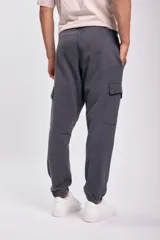 Pantalón deportivo tipo jogger color gris oscuro, con bolsillos cargo laterales, cintura elástica ajustable con cordón y puños elásticos.